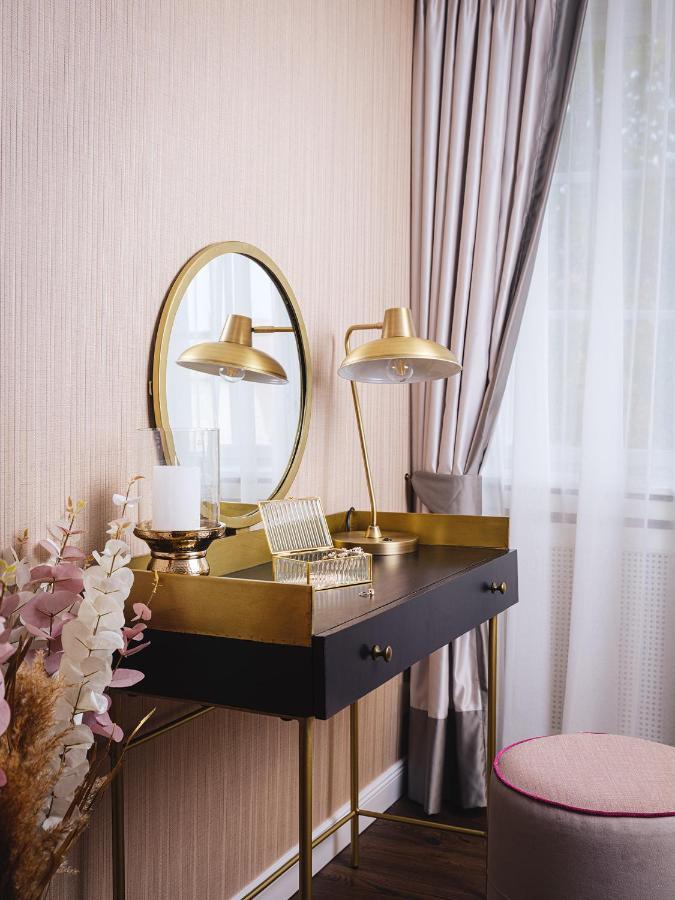 Althoff Hotel Fuerstenhof เซลเลอ ภายนอก รูปภาพ A dressing table