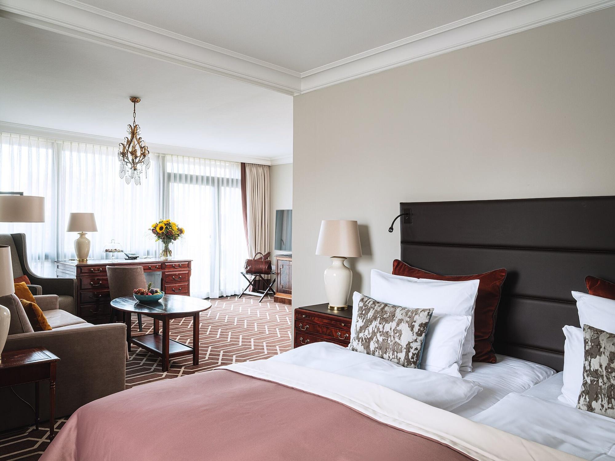 Althoff Hotel Fuerstenhof เซลเลอ ภายนอก รูปภาพ A suite at the Hotel de la Paix