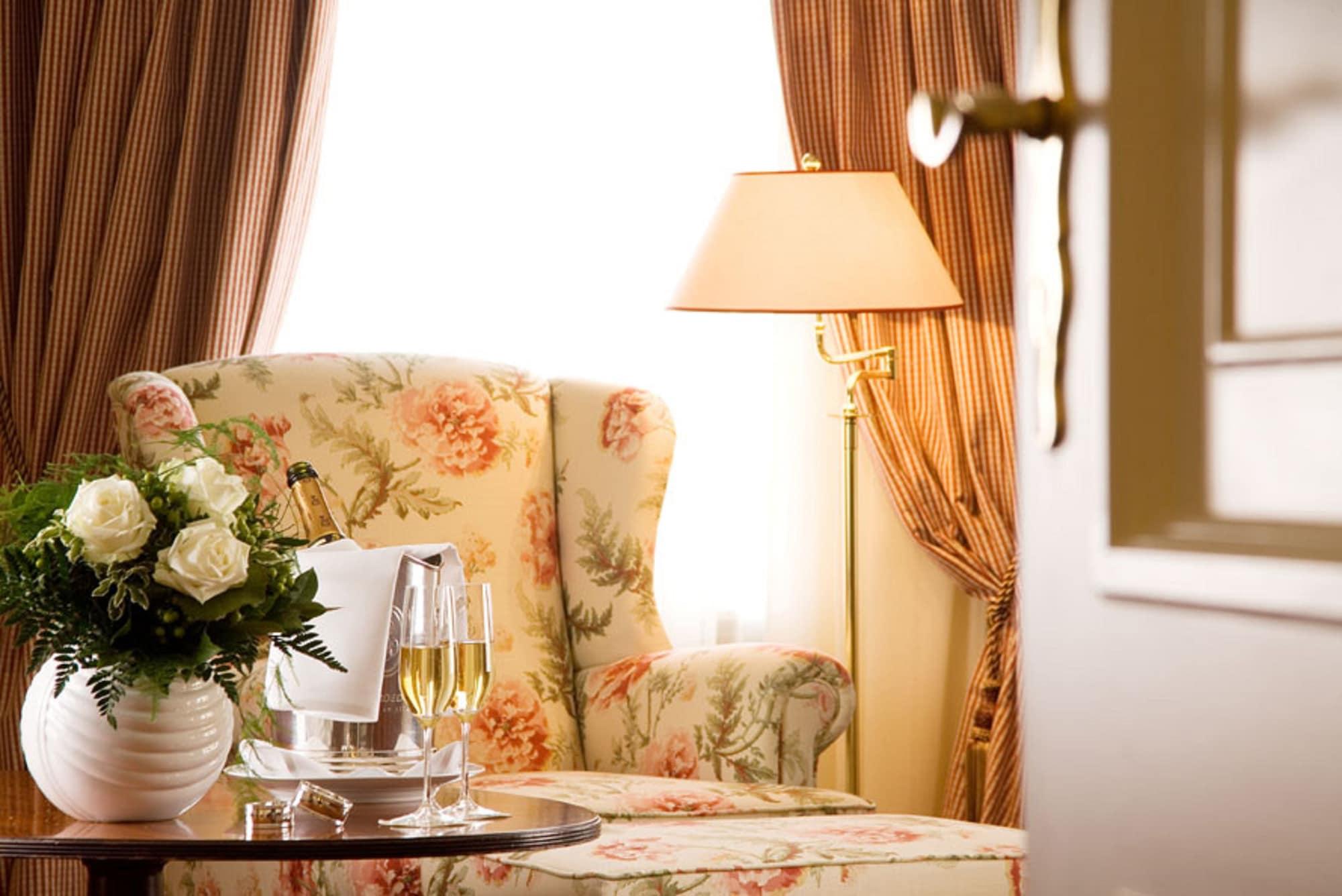Althoff Hotel Fuerstenhof เซลเลอ ภายนอก รูปภาพ A suite at the Hotel de Crillon