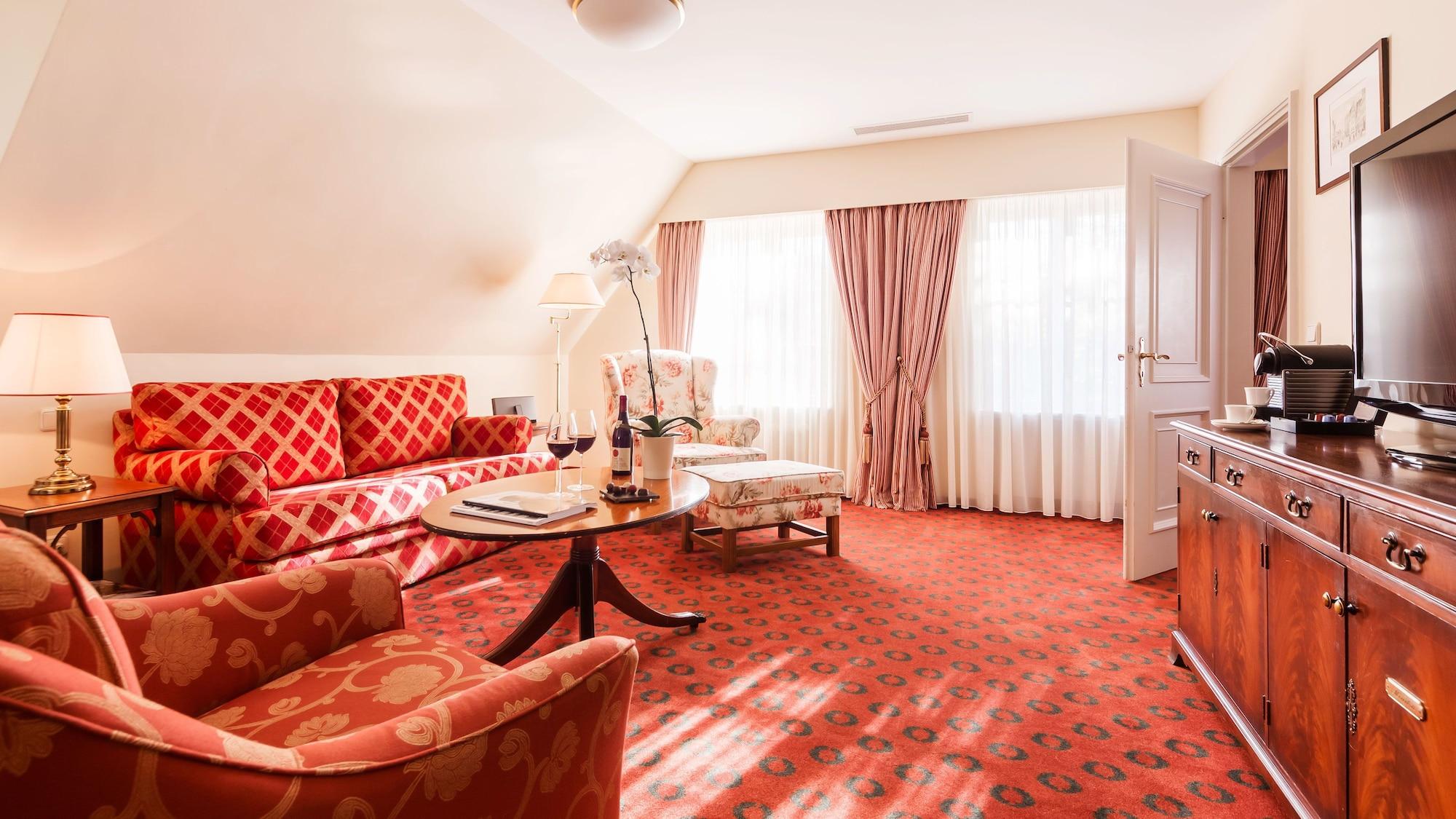 Althoff Hotel Fuerstenhof เซลเลอ ภายนอก รูปภาพ A suite at the Hotel de l'Europe