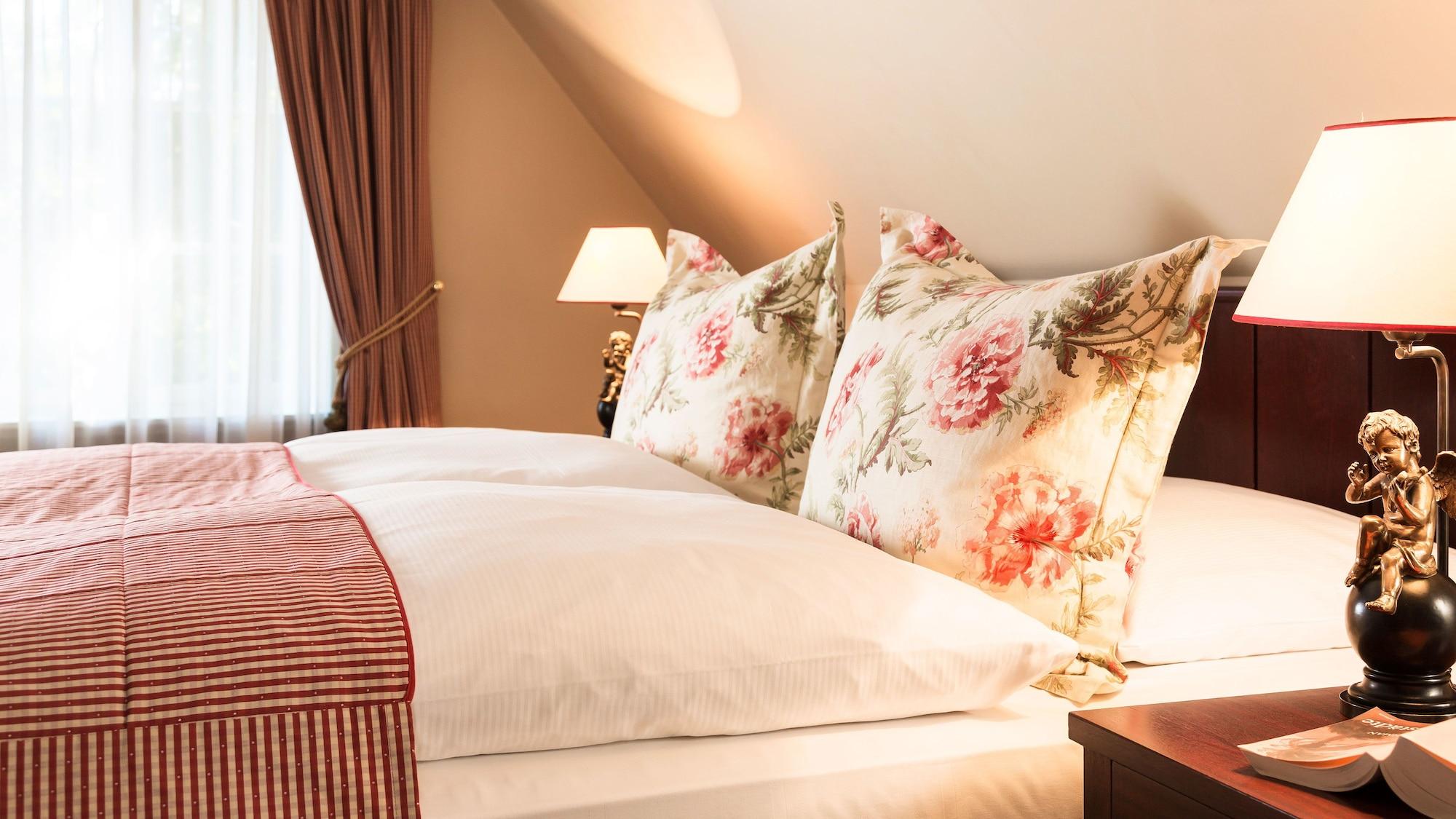 Althoff Hotel Fuerstenhof เซลเลอ ภายนอก รูปภาพ A bed with cushions