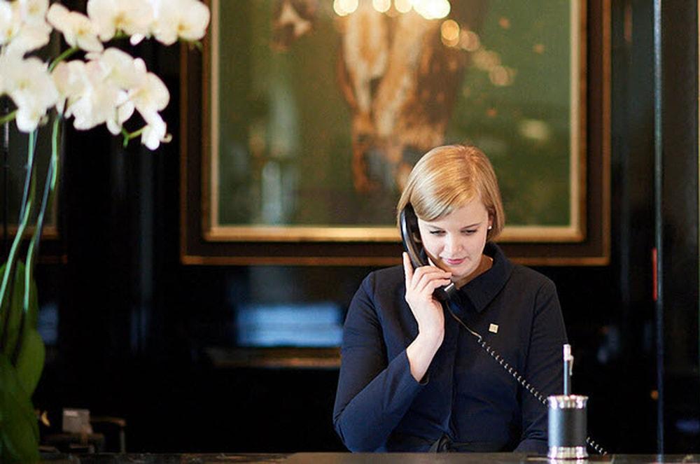 Althoff Hotel Fuerstenhof เซลเลอ ภายนอก รูปภาพ A hotel receptionist