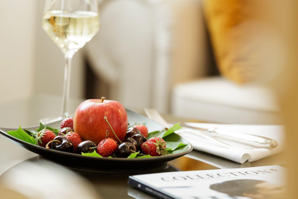 Althoff Hotel Fuerstenhof เซลเลอ ภายนอก รูปภาพ Fruit and wine