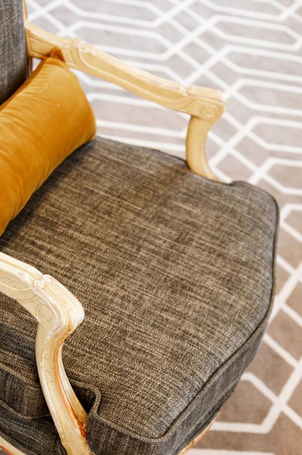 Althoff Hotel Fuerstenhof เซลเลอ ภายนอก รูปภาพ A chair upholstered in tweed