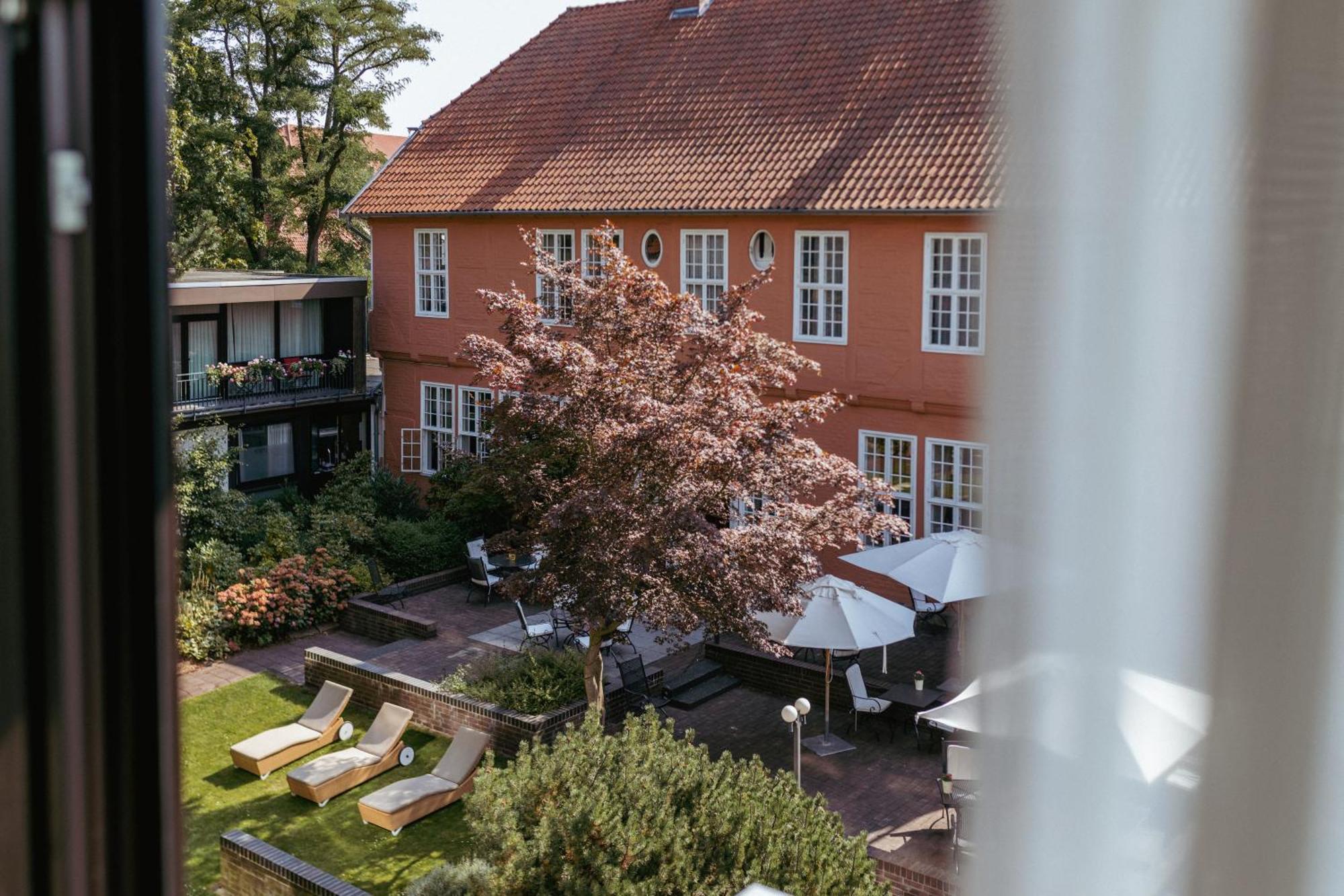 Althoff Hotel Fuerstenhof เซลเลอ ภายนอก รูปภาพ The garden of the hotel