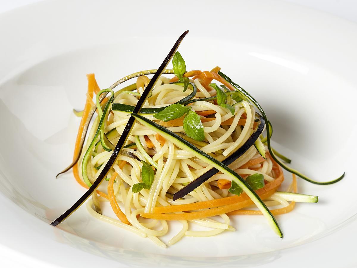 Althoff Hotel Fuerstenhof เซลเลอ ภายนอก รูปภาพ A plate of spaghetti with zucchini