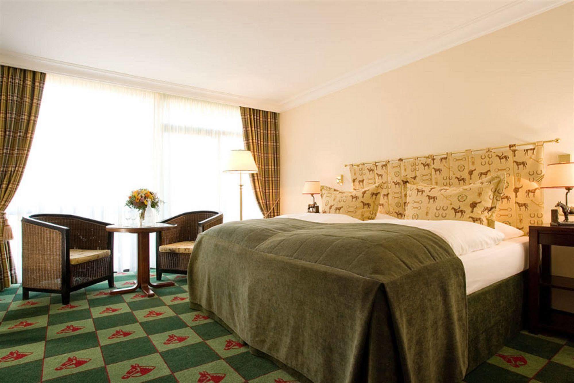Althoff Hotel Fuerstenhof เซลเลอ ภายนอก รูปภาพ A room at the Hotel de la Poste