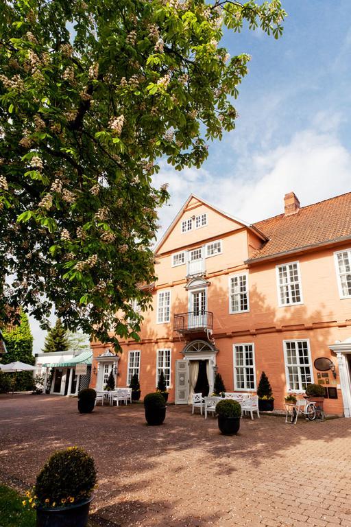 Althoff Hotel Fuerstenhof เซลเลอ ภายนอก รูปภาพ The former town hall of the village of Eutin